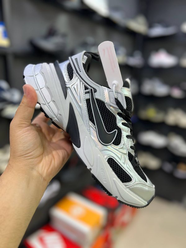 حراج نایک وی تو کی ران نقره ای سایز 42 nike v2k silver